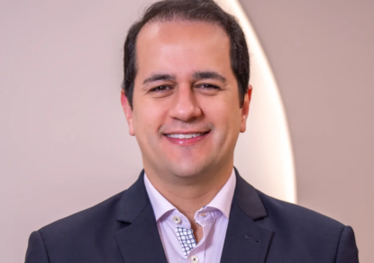 Dr. Lucas Cartafina